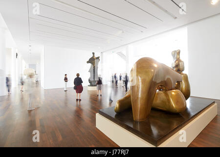 Henry Moore's 'Grand quatre pièces figure inclinables, 1972-1973' (avant) et "grande figure : la lame 1961' sur l'affichage dans le Musée de l'Arp à Remagen-Rolandseck, Allemagne, 24 mai 2017. L'exposition des musées de Henry Moore, qui s'ouvre sur le 28 mai 2017 et se poursuivra jusqu'au 7 janvier 2018, est le plus grand spectacle de Moore pour travail ont eu lieu en Allemagne. Photo : Thomas Frey/dpa Banque D'Images