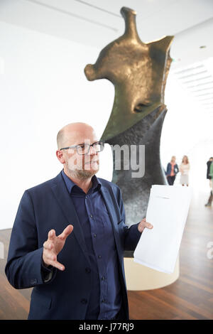 Oliver Kornhoff Arp directeur de musée, en face de Henry Moore's 'grand standing figure : la lame 1961' sur l'affichage dans le Musée de l'Arp à Remagen-Rolandseck, Allemagne, 24 mai 2017. L'exposition des musées de Henry Moore, qui s'ouvre sur le 28 mai 2017 et se poursuivra jusqu'au 7 janvier 2018, est le plus grand spectacle de Moore pour travail ont eu lieu en Allemagne. Photo : Thomas Frey/dpa Banque D'Images