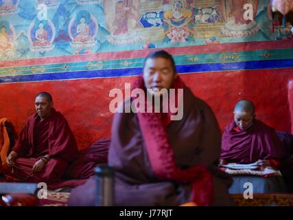 (170524) -- Lhassa, 24 mai 2017 (Xinhua) -- Lama Ngawang Peljor (L) médite au monastère de Rongpu près du Mont Qomolangma dans le sud-ouest de la Chine, région autonome du Tibet, le 17 mai 2017. Rongpu monastère, le monastère le plus haut du monde à l'altitude de plus de 5 000 mètres, situé au pied du Mont Qomolangma dans le comté de Tingri. Le 36-year-old Ngawang Peljor a pratiqué le bouddhisme dans le monastère pendant 15 ans. Il vit une vie monastique régulière et simple ici. Se lever à 8 h 30, il chante après le petit-déjeuner jusqu'à midi. Il continue de chanter jusqu'à 16 h, après une heure de pause pour déjeuner. Après le dîner, Banque D'Images