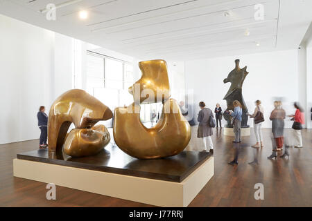 Henry Moore's 'Grand quatre pièces figure inclinables, 1972-1973' (avant) et "grande figure : la lame 1961' sur l'affichage dans le Musée de l'Arp à Remagen-Rolandseck, Allemagne, 24 mai 2017. L'exposition des musées de Henry Moore, qui s'ouvre sur le 28 mai 2017 et se poursuivra jusqu'au 7 janvier 2018, est le plus grand spectacle de Moore pour travail ont eu lieu en Allemagne. Photo : Thomas Frey/dpa Banque D'Images