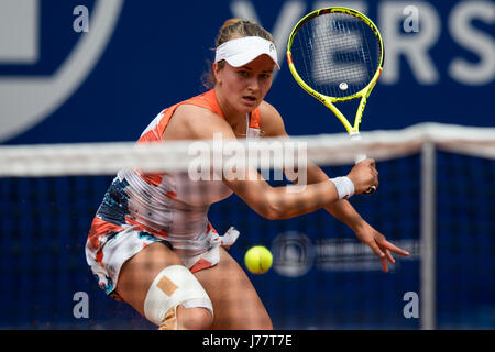 Le joueur de tennis tchèque Barbora Krejcikova en action contre Siegemund de Allemagne au cours d'une 'Coupe de Nuremberg' women's tennis tournament ronde de 16 match organisé par la Women's Tennis Association (WTA) à Nuremberg, Allemagne, 23 mai 2017. Photo : Daniel Karmann/dpa Banque D'Images