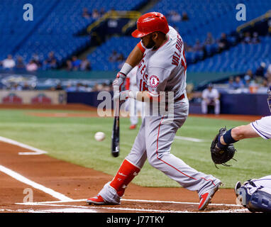 23 mai 2017 - Los Angeles Angels premier but Luis Valbuena (18) hits un terrain de base ball en 3ème dans le jeu entre les anges et les rayons au Tropicana Field, St. Petersburg, Floride, USA. Del Mecum/CSM Banque D'Images