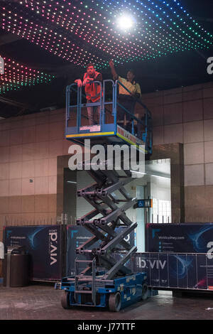 Sydney, Australie. 24 mai 2017 Vivid Sydney Lights Festival.vu en cours d'installation à Circular Quay. Les photos montrent l'installation de l'œuvre 'Amicabiliter Interventus' créé par Stuart Aslett, Jonathan Lindsay et Quincy Ye. Credit : mjmediabox / Alamy Live News Banque D'Images