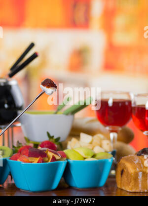 Delicious marshmallow dans une crosse métallique avec un assortiment de fruits frais à l'intérieur des bols sur la table en bois Banque D'Images