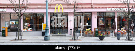 VILNIUS, LITUANIE - 30 avril 2017 : Le plus grand restaurant Mcdonald's est situé au premier étage de l'édifice historique rose sur la rue d'un Banque D'Images