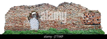 Fragment de la détruit d'une ancienne fortification du xvie siècle. Pour la construction de l'argile rouge briques, pierres, chaux, sable et ainsi de suite ont été utilisés. Isolat Banque D'Images