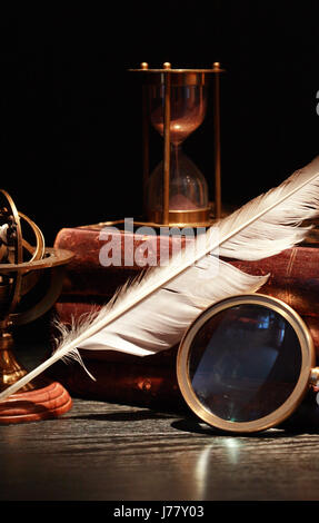 Vintage still life. Plume sur de vieux livres sur un fond sombre Banque D'Images