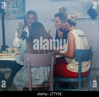 TOWIE stars de filmer à Peabod Café propose une atmosphère : où : Senlis, France Quand : 22 Avr 2017 Crédit : WENN.com Banque D'Images