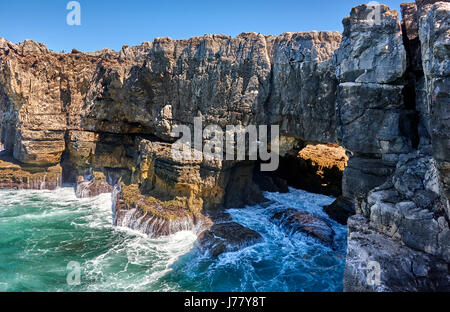 Boca do Inferno (le portugais dans la bouche de l'Enfer) est un gouffre situé dans la station à proximité des falaises de la ville portugaise de Cascais Banque D'Images