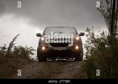 Voiture grise sur la colline Banque D'Images