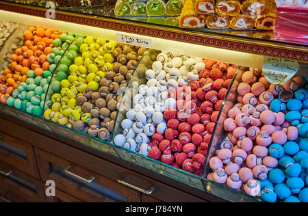 Les sucreries traditionnelles loukoums au Grand Bazar à Istanbul, Turquie. Banque D'Images