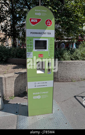 Machine pour le billet électronique, le Bubi vélo de ville Budapest, Budapest, Hongrie. Banque D'Images