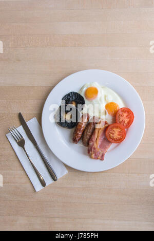 Une vue de dessus d'un petit-déjeuner anglais complet ; alimentation ; repas du matin ; Faire frire jusqu'à ; Calories ; Toast, Oeufs, bacon, saucisses, pain frit ; champ de champignons ; Banque D'Images