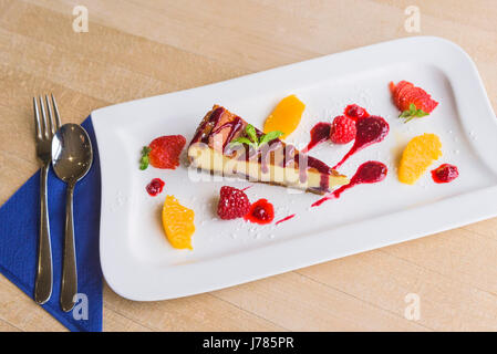 Une vue rapprochée d'un coloré dessert servi dans un restaurant ; l'alimentation ; ; ; Pudding sucré Cheesecake, fruits, Savoureux ; présentation ; traiter ; Banque D'Images