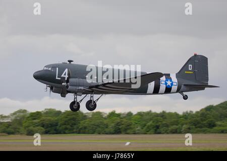 L'Aces High Douglas C-47 Skytrain avec World War 2 MARQUES D-Day Banque D'Images