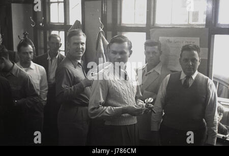 Années 1950, l'Angleterre, historique, les hommes dans un pub de jouer à un jeu de fléchettes, un déjeuner populaire après le travail ou passe-temps masculin à cette époque. Banque D'Images