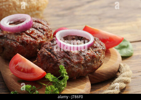 Burger de boeuf fait maison avec de l'oignon à découper Banque D'Images