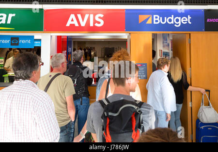 Les foules dans une file d'attente pour l'aéroport location de voitures 24, l'aéroport de Lanzarote, Canaries Europe Banque D'Images