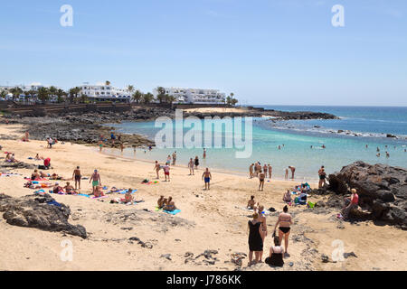 Lanzarote beach - les gens sur la plage de Playa Bastian, Costa Teguise, sur la côte est, Lanzarote, Îles Canaries Europe Banque D'Images