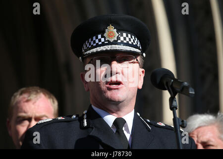 Chef de la police du Grand Manchester Ian Hopkins lors d'une veillée dans Albert Square, Manchester, après 23 ans, l'homme a été arrêté en lien avec le concert de Manchester à la bombe. Banque D'Images