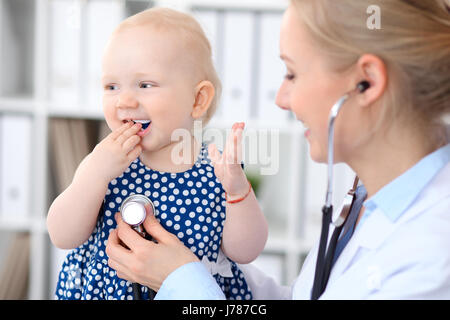 Pédiatre prend soin de bébé à l'hôpital. Petite fille est en cours d'examiner par doctor with stethoscope Banque D'Images