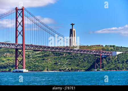 Le Pont 25 de Abril Ponte 25 de Abril, 25 avril Bridge, est un pont suspendu reliant la ville de Lisbonne Banque D'Images