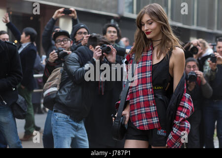 Elizabeth Grace modèle entouré par les photographes après Dolce et Gabbana montrer lors de la Milan Fashion Week Automne/Hiver 2017 Banque D'Images