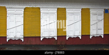 Mur en bois avec de belles fenêtres blanches Banque D'Images