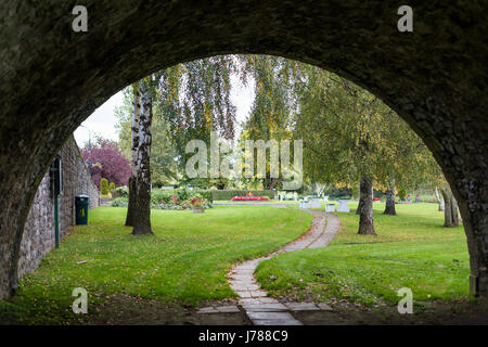 Marche à travers la ville historique et magnifique dix Arch Pont de pierre sur fleuve Nore en Inistioge, Kilkenny, Irlande photographié à l'automne Banque D'Images