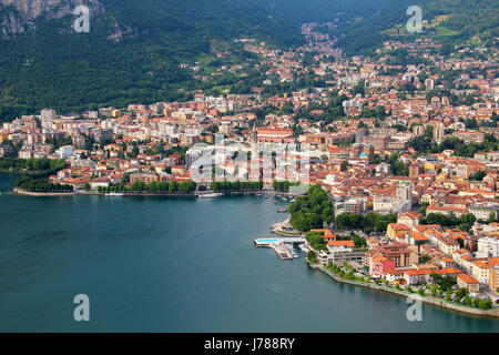 Vue aérienne de la ville de Lecco sur le lac de Côme, Italie Banque D'Images