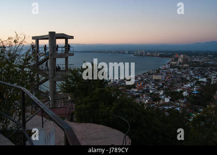 Une soirée théâtre au panoramique au-dessus de Puerto Vallarta, avec vue sur la baie de Banderas, zone de l'hôtel Nuevo Vallarta et à l'arrière Banque D'Images