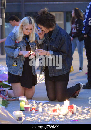 Les gens quittent les hommages et la lumière bougie par City Hall à Manchester pour les victimes de l'attentat de concert de Manchester. Banque D'Images