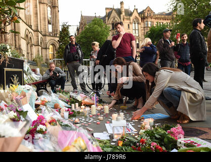 Les gens quittent les hommages aux victimes de l'attentat en concert Manchester Albert Square, Manchester. Banque D'Images