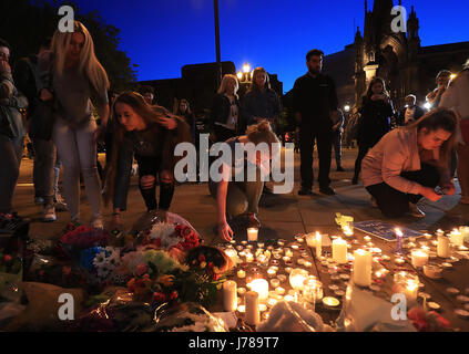 Les gens quittent les hommages aux victimes de l'attentat en concert Manchester Albert Square, Manchester. Banque D'Images