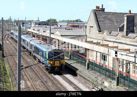 Classe 350 Siemens Desiro électriques, numéro 350404, en passant par Erquy sur la WCML avec un train de l'aéroport de Manchester à Edinburgh. Banque D'Images