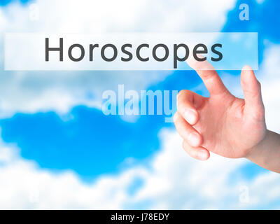 - Horoscopes part en appuyant sur un bouton sur l'arrière-plan flou concept . Le commerce, la technologie, internet concept. Stock Photo
