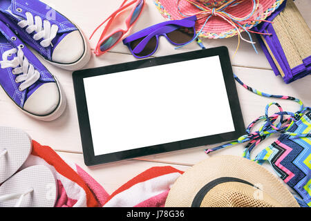 Les vacances d'été et accessoires Tablet on white background - Vue de dessus Banque D'Images