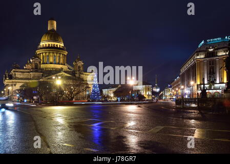 ST.Petersburg, Russie - le 22 décembre 2016 : la place Saint-Isaac de nuit Banque D'Images