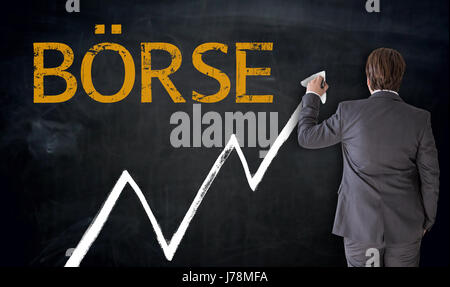 Businessman écrit boerse (en allemand stock exchange) sur tableau noir concept. Banque D'Images