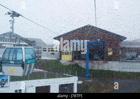 Un jour de pluie à la première station de téléphérique Grindelwald dans la région Jungfrau de Suisse. Les gondoles assurent le transport jusqu'à la montagne. Banque D'Images