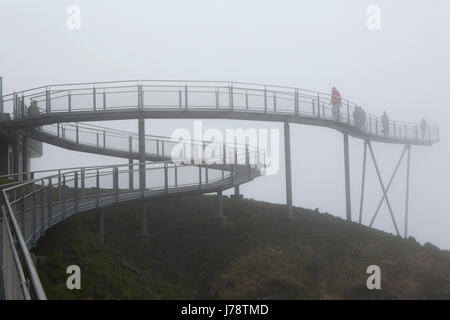 La première falaise à pied par Tissot sur la première montagne dans la région de la Jungfrau de Suisse. La promenade longe la montagne, qui est enveloppé dans le brouillard. Banque D'Images