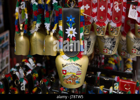 Cloches des vaches à la vente à un décrochage en souvenir à Interlaken en Suisse. Cloches des vaches sont traditionnellement portée par le broutage du bétail dans les prairies alpines. Banque D'Images