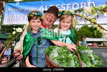 13e Festival annuel de Alresford Cresson, Harry, le cresson de carter, avec le cresson King & Queen (tous deux âgés de 6 ans) dans Broad Street, Alresfo Banque D'Images