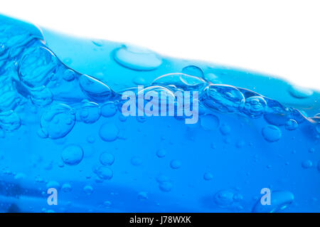 La macro photo montre des bulles sous-marines qui soulèvent de l'eau bleue Banque D'Images