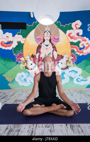 Espagne, Andalousie : Suryalila est un centre de retraite de yoga. Suryalila est niché sereinement dans une grande vallée ouverte dans les contreforts de la sier Banque D'Images