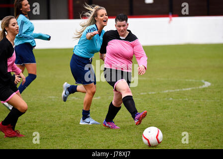 Danielle Mason (mannequin, Big Fat Gypsy Wedding) jouant dans un match de football caritatif pour Jayla Agbonlahor à Dagenham, Essex, Royaume-Uni Banque D'Images