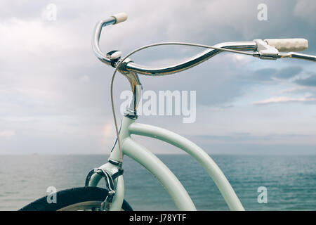 Close-up de la moto contre la mer après la pluie Banque D'Images