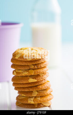 Cookies amande douce sur table en bois blanc. Banque D'Images