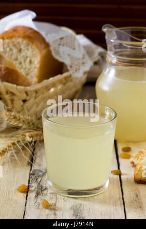 Boisson froide traditionnelle russe kvas lumière sur la table de la cuisine dans un style rustique. De kvas de pain, de malt de blé, le sucre et l'eau. Banque D'Images