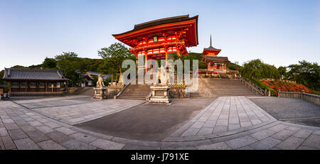 Panorama de l'Otowa-san Temple Kiyomizu-dera en soirée, Kyoto, Japon Banque D'Images